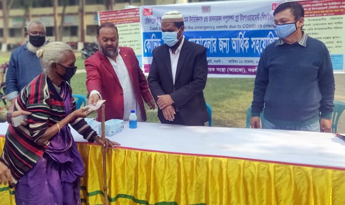 ধামইরহাটে অসহায় নারীদের মাঝে নগদ অর্থ বিতরণ