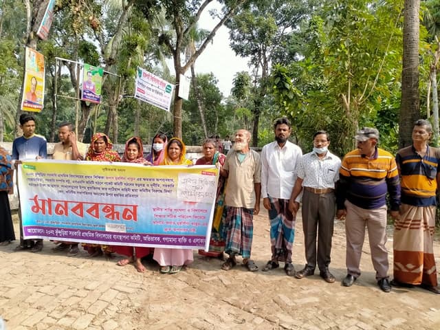 কুন্দুড়িয়া সরকারি প্রাথমিক বিদ্যালয়ের প্রধান শিক্ষিকার অপসারণের দাবিতে মানববন্ধন