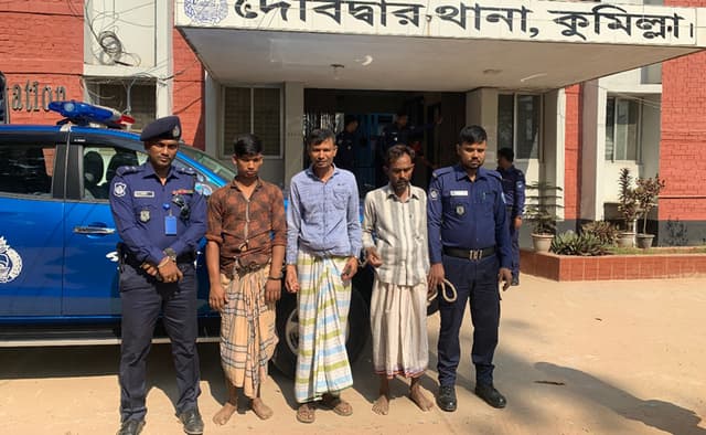 দেবীদ্বারে কার্ভাডভ্যানসহ ছিনতাইকৃত মালামাল উদ্ধার; আটক ৩