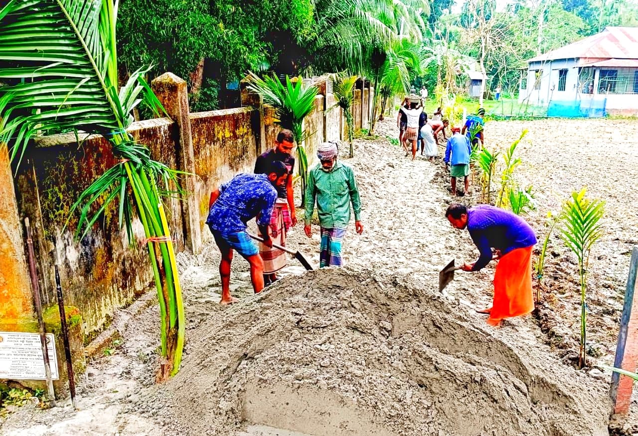 ঝালকাঠিতে জনদূর্ভোগ লাঘবে সেচ্ছাশ্রমে এলাকাবাসীর রাস্তা নির্মাণ