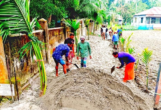 ঝালকাঠিতে জনদূর্ভোগ লাঘবে সেচ্ছাশ্রমে এলাকাবাসীর রাস্তা নির্মাণ