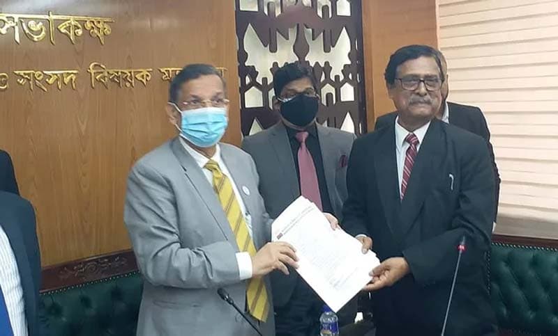 খালেদা জিয়াকে বিদেশে পাঠাতে আইনমন্ত্রীকে আইনজীবীদের স্মারকলিপি
