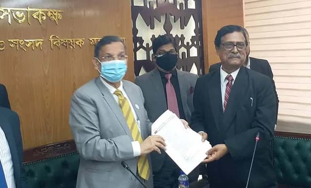 খালেদা জিয়াকে বিদেশে পাঠাতে আইনমন্ত্রীকে আইনজীবীদের স্মারকলিপি