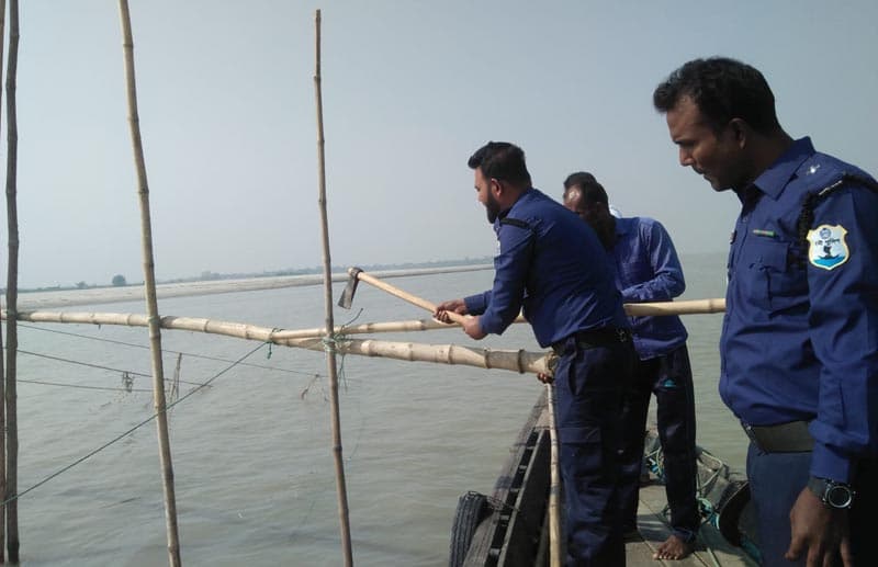 পদ্মা নদীতে বাঁশের বাঁধ অপসারণ করল প্রশাসন