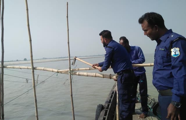 পদ্মা নদীতে বাঁশের বাঁধ অপসারণ করল প্রশাসন