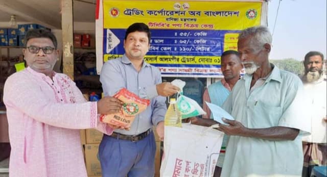 হিলিতে স্বল্প মূল্য টিসিবি পণ্য বিক্রি শুরু