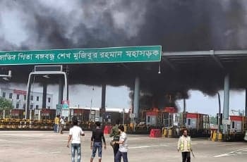 ঢাকা-মাওয়া এক্সপ্রেসওয়ের টোল প্লাজায় বাসে আগুন, আহত ৩