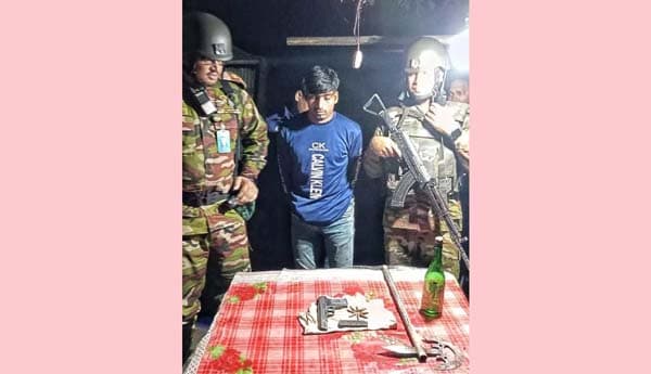 যৌথ বাহিনীর অভিযানে ঘোড়াঘাটে পিস্তল ও গুলি সহ যুবক আটক