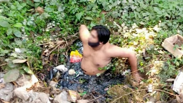 পাকিস্তানের জার্সি গায়ে স্টেডিয়ামে, ধাওয়া খেয়ে নালায় ঝাঁপ
