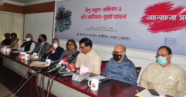 রাষ্ট্রপতির কাছে ক্ষমা চাইলে খালেদা বিদেশ যেতে পারেন: হানিফ