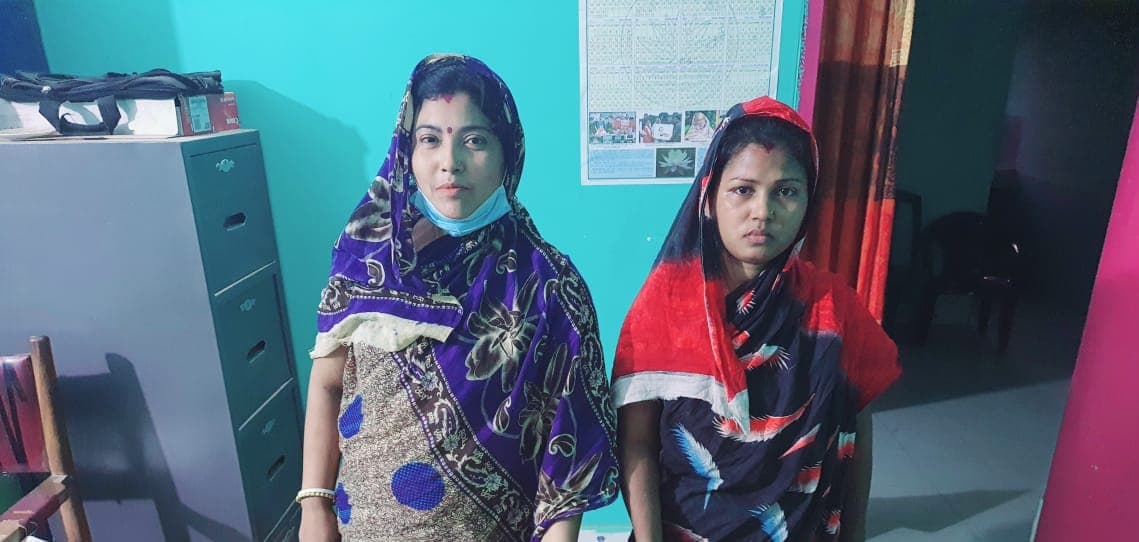 টেকনাফে যাত্রীবাহী বাসে তল্লাশী চালিয়ে ইয়াবাসহ দুই নারী আটক