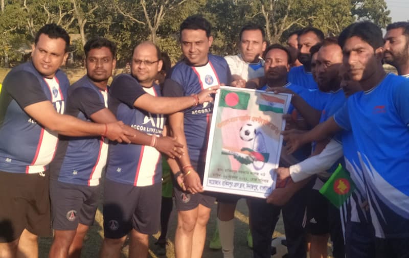 হিলিতে বাংলাদেশ-ভারত সাংবাদিক ফ্রেন্ডশীপ ফুটবল ম্যাচ