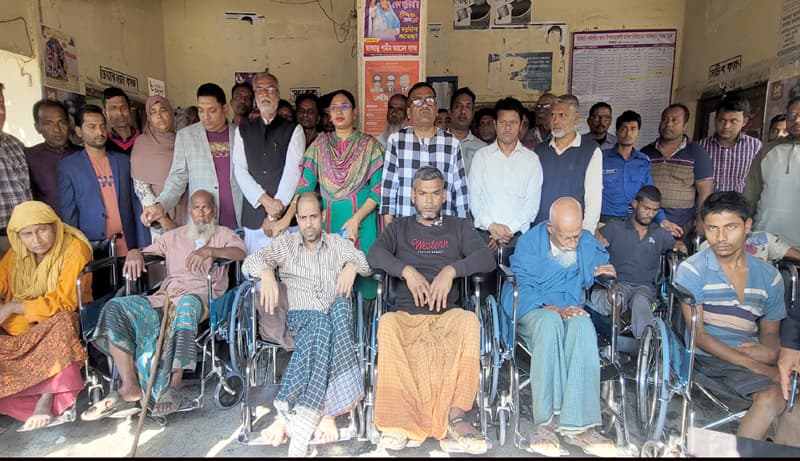 লালপুরে প্রতিবন্ধীদের মাঝে বিনামূল্যে হুইল চেয়ার বিতরণ
