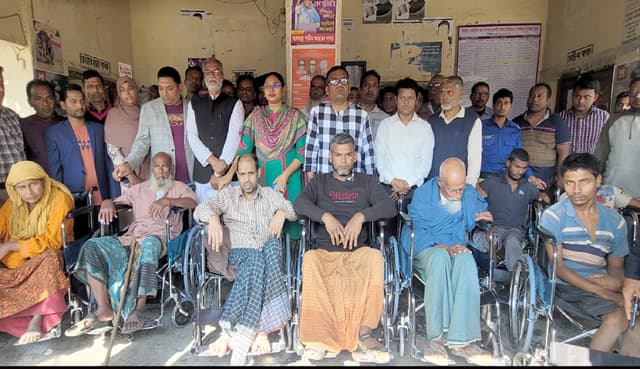 লালপুরে প্রতিবন্ধীদের মাঝে বিনামূল্যে হুইল চেয়ার বিতরণ