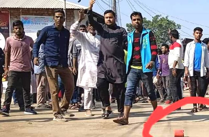 আত্রাইয়ে আ.লীগের মিছিল লক্ষ্য করে ককটেল নিক্ষেপ: আহত-৪