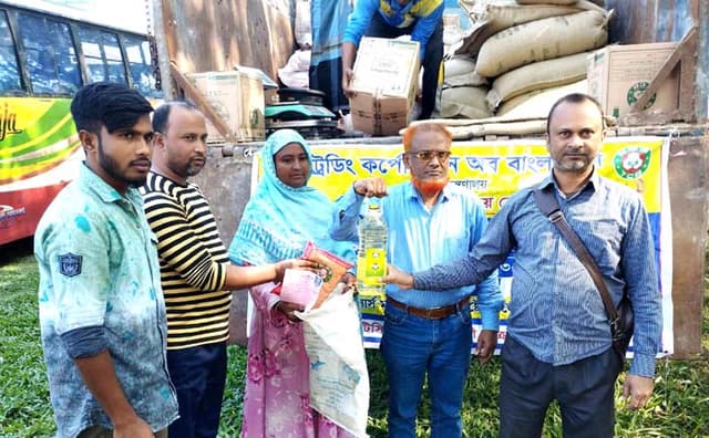 আলিহাট ইউনিয়নে ফ্যামিলি কার্ডের মাধ্যমে টিসিবি পণ্য বিক্রয় শুরু