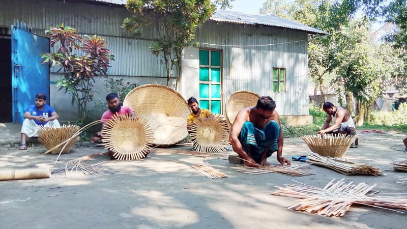 পেটের দায়ে বাপ-দাদার পেশায় পরে আছি