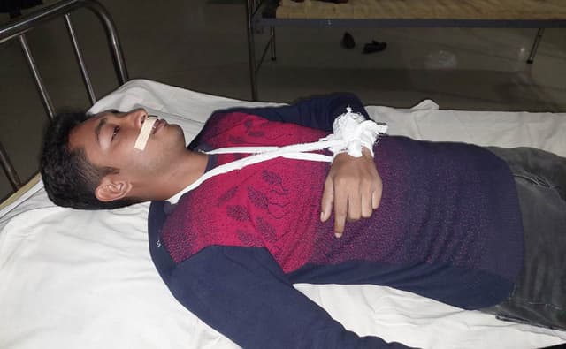 নওগাঁয় মাদকসেবীর মারধরে যুবক আহত