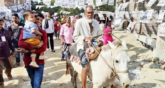 নিজের পালিত ঘোড়ায় বসে ভোট কেন্দ্রে এসেছে বৃদ্ধ জবান আলী