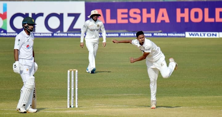 দিনের শুরুতে তাইজুলের জোড়া আঘাত