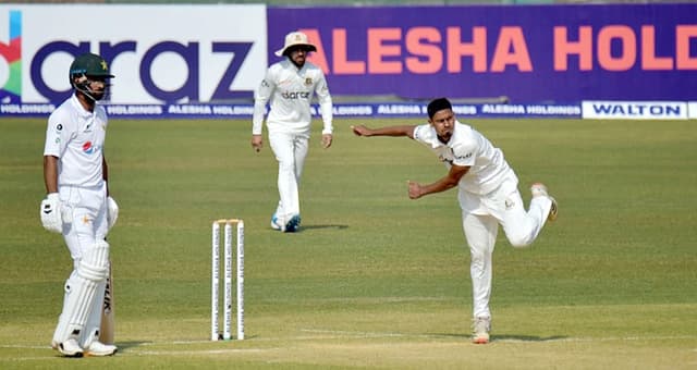 দিনের শুরুতে তাইজুলের জোড়া আঘাত