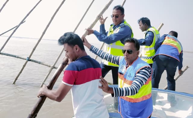 দৌলতদিয়া নৌ-পুলিশের অভিযানে বাঁশের বাঁধ ধ্বংস