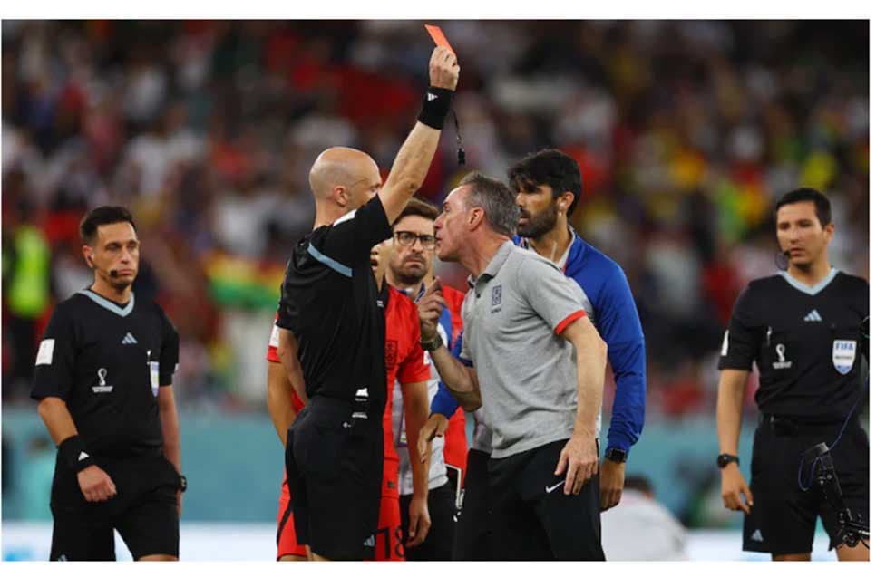 তর্কে জড়িয়ে লাল কার্ড দেখলেন কোরিয়ান কোচ