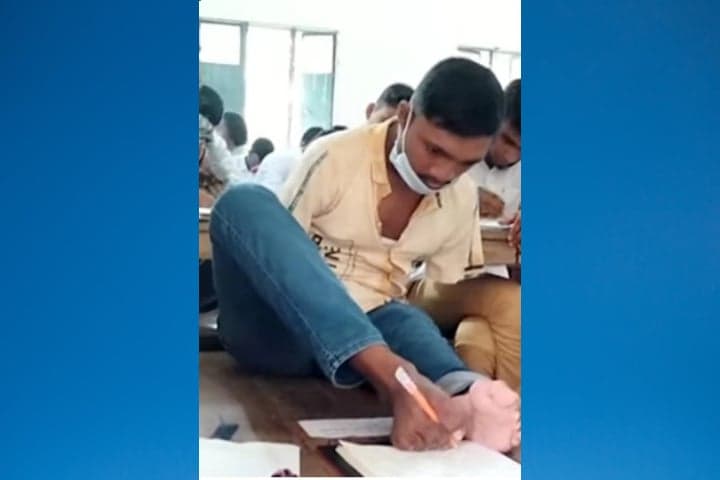 পা দিয়ে লিখে জিপিএ ৫ পেলো মানিক