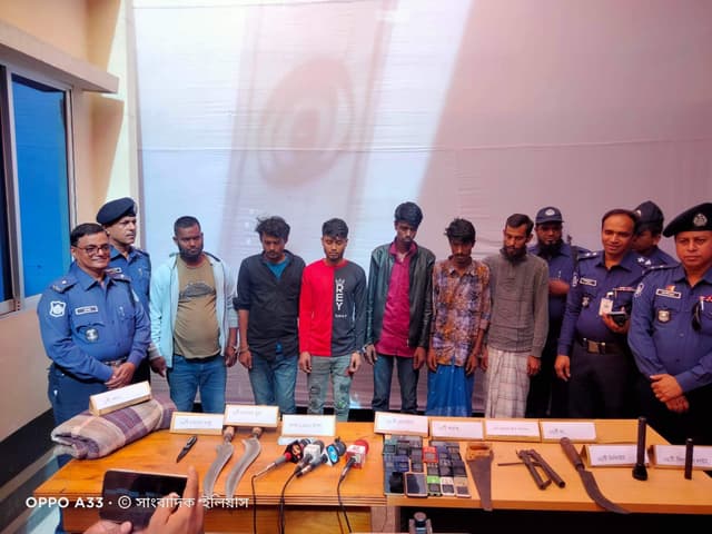 কালিয়াকৈরে দেশীয় অস্ত্র ও মাদকসহ ৬ ডাকাত গ্রেফতার