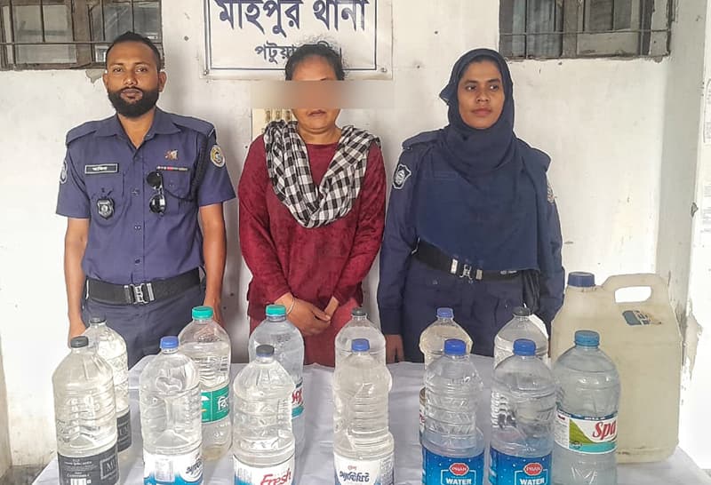 কুয়াকাটায় ৩৪ লিটার চোলাই মদসহ আদিবাসী নারী গ্রেফতার