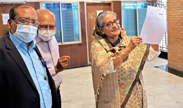 ১০ টাকায় টিকিট কেটে চোখের পরীক্ষা করান প্রধানমন্ত্রী