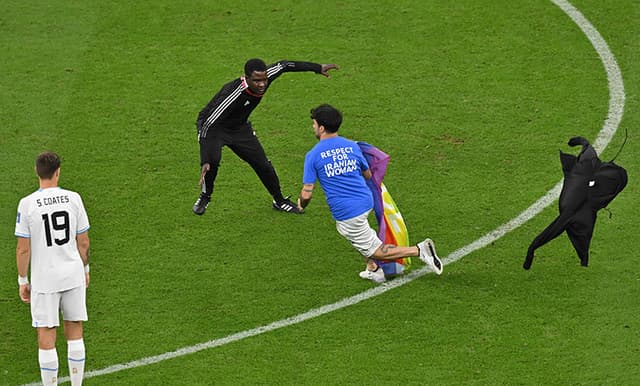 সমকামীদের পতাকা নিয়ে বিশ্বকাপের মাঠে যুবক !