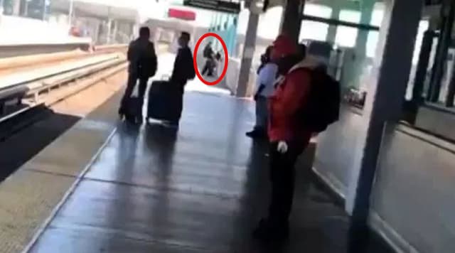 মেট্রোরেল স্টেশনে প্রকাশ্যে যৌনতায় যুগল! ভাইরাল ভিডিও