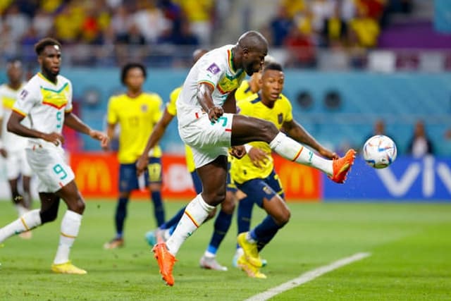 ইকুয়েডরকে কাঁদিয়ে শেষ ষোলতে সেনেগাল