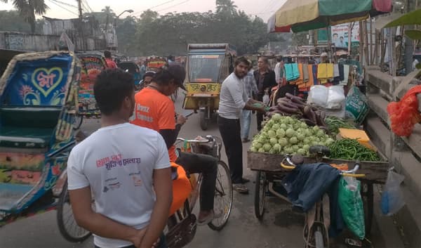 ভ্রাম্যমান ব্যবসায়ীদের দখলে বরিশাল নগরীর ফুটপাত, জনভোগান্তি চরমে