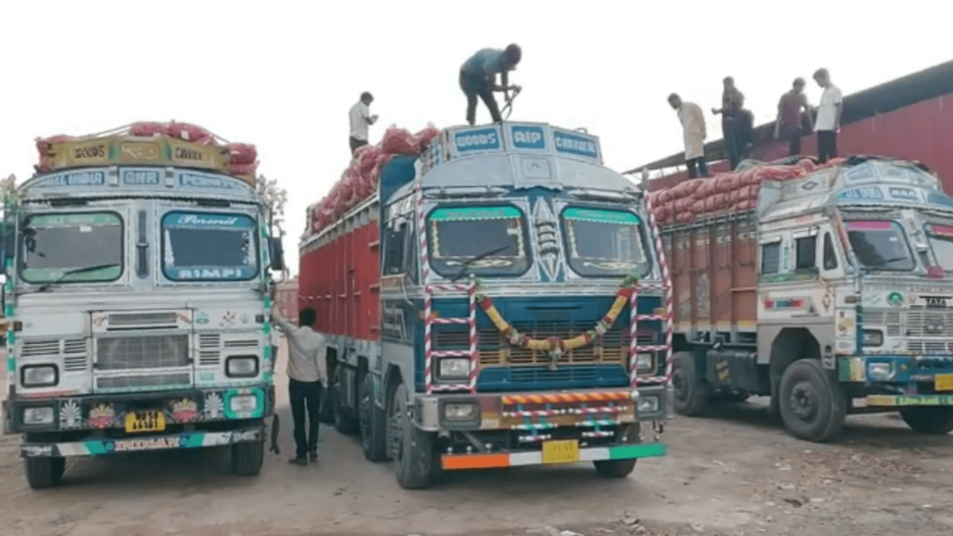 হরতাল অবরোধের মাঝেও হিলি বন্দর দিয়ে আলু আমদানি বেড়েছে