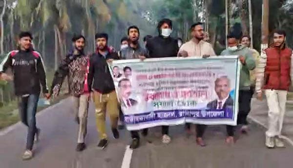 অবরোধ ও হরতালের পক্ষে রাজাপুরে ছাত্রদলের বিক্ষোভ মিছিল