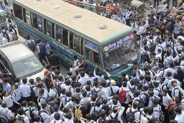 শিক্ষার্থীদের দাবি মেনে নিয়ে বাসে 'হাফ' ভাড়া কার্যকর