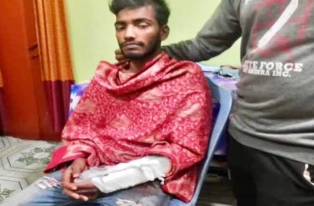 নৌকার পক্ষে ভোট করায় প্রতিপক্ষের হামলা আহত ২