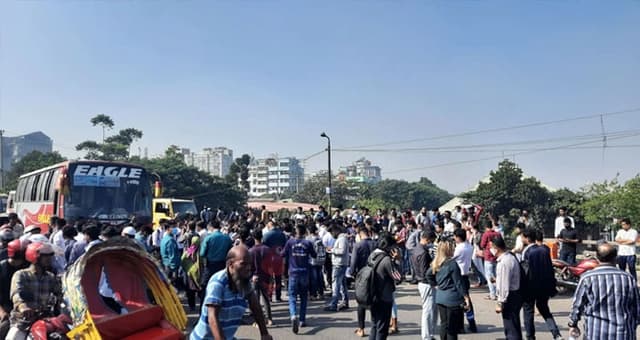 রামপুরা ব্রিজ অবরোধ করে শিক্ষার্থীদের বিক্ষোভ