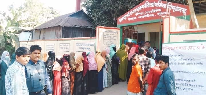 আজমিরীগঞ্জের জলসুখা ইউনিয়নে স্থগিত কেন্দ্রে ভোটগ্রহণ চলছে
