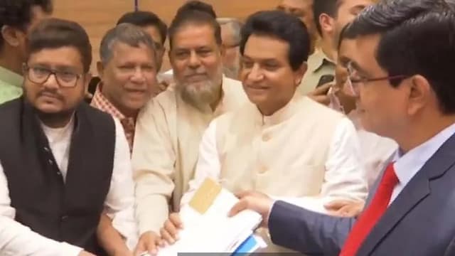 ফরিদপুর-৩: স্বতন্ত্র প্রার্থী হিসেবে মনোনয়নপত্র জমা দিলেন এ. কে. আজাদ