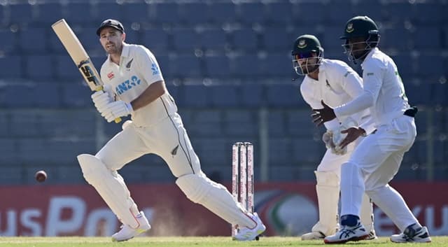 এক ওভারে জোড়া শিকার মুমিনুলের, ৩১৭ রানে থামলো কিউইরা