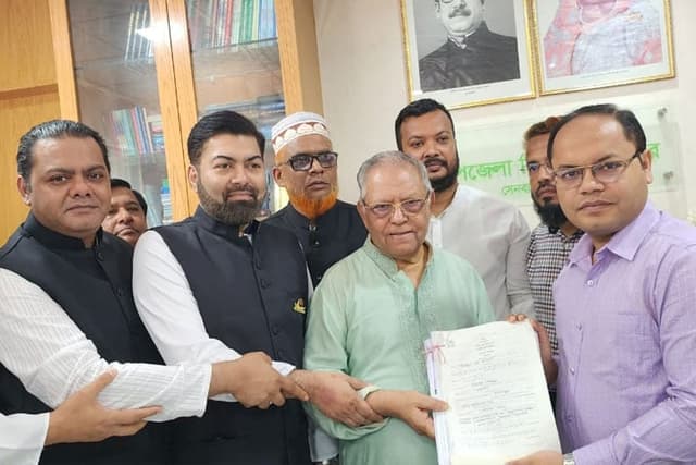 নোয়াখালী-২ আসনে মনোনয়নপত্র জমা দিলেন মোরশেদ আলম