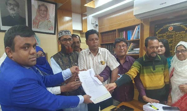 পিরোজপুর-২: আনোয়ার হোসেন মঞ্জুর মনোনয়নপত্র দাখিল