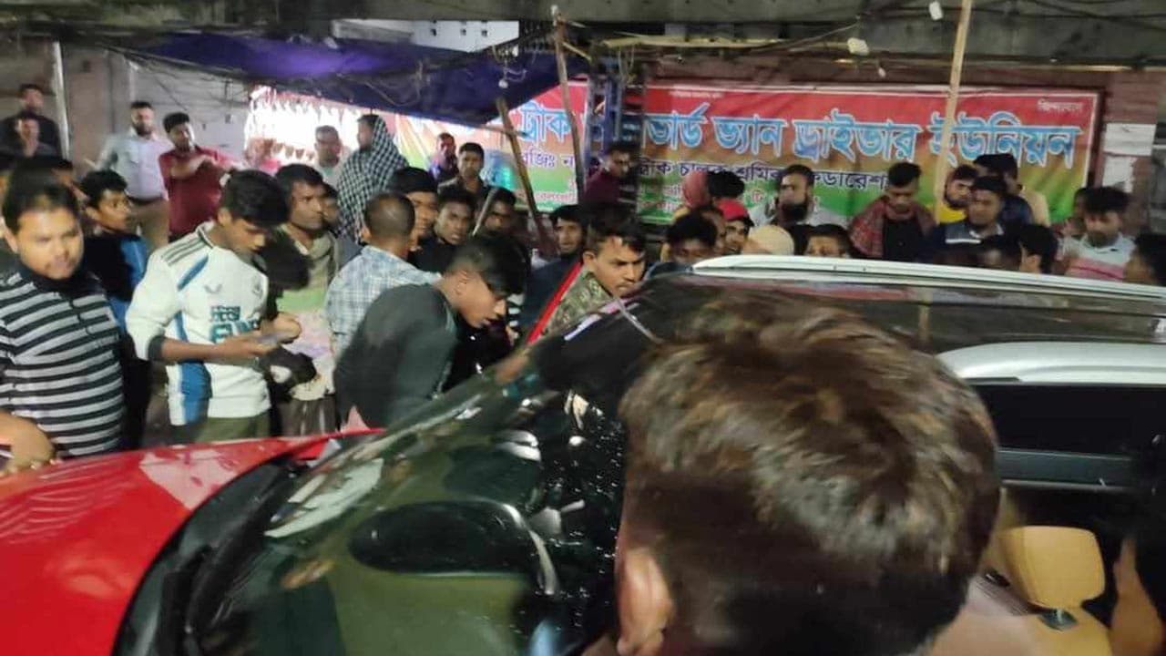 সাংবাদিক মুন্নী সাহা গ্রেপ্তার: জনতার তোপের মুখে পুলিশি হেফাজতে