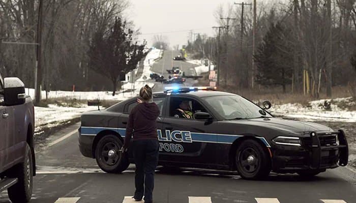 স্কুলে বন্দুকধারীর হামলায় নিহত ৩ শিক্ষার্থী
