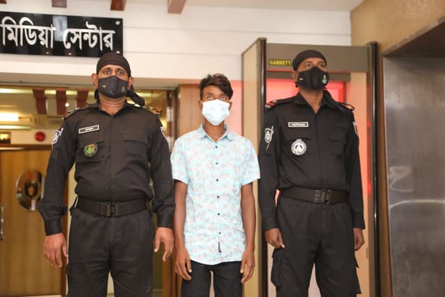 বঙ্গোপসাগরে জেলেদের নৌকায় ডাকাতি, লুন্ঠন ও অপহরণেরর মূলহোতা গ্রেফতার