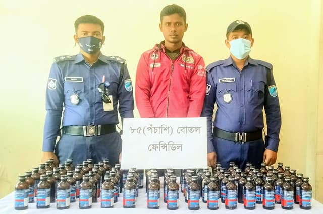 দৌলতদিয়া থেকে ফেন্সিডিলসহ মাদক কারবারি আটক