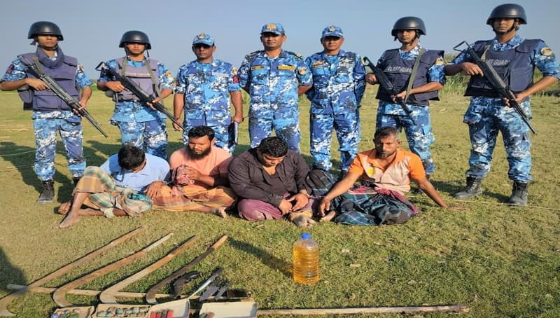 কোস্টগার্ডের অভিযানে ৪ ডাকাত গ্রেফতার